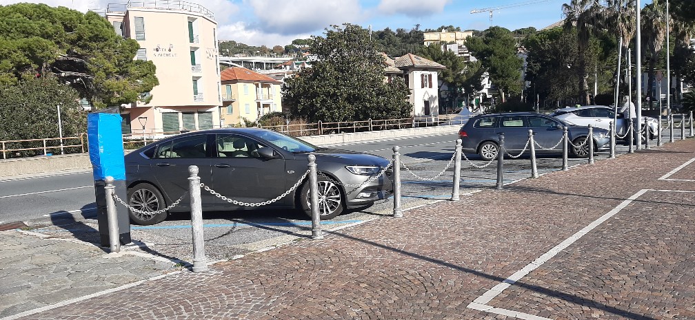 Sieht aus wie ein Insignia an einer Ladesäule, ist aber Gott sei Dank nur ein abgeklebter Parkautomat