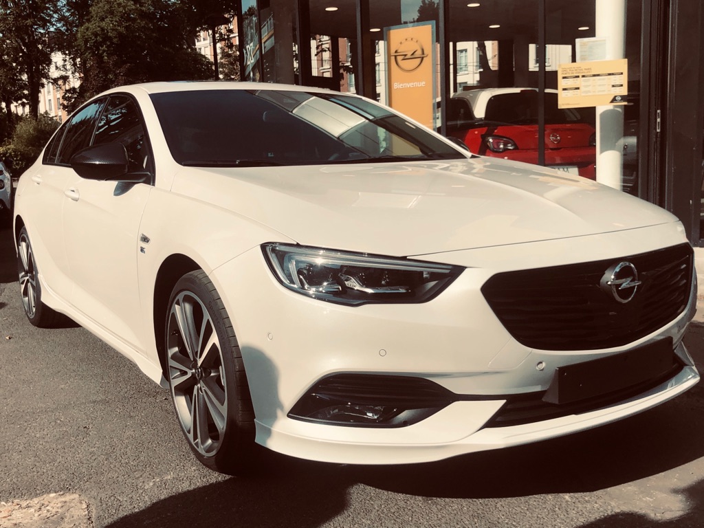 NEW INSIGNIA 1.6 GAZOLINE 200 CV ULTIMATE PACK BLACK OPC IN PARIS